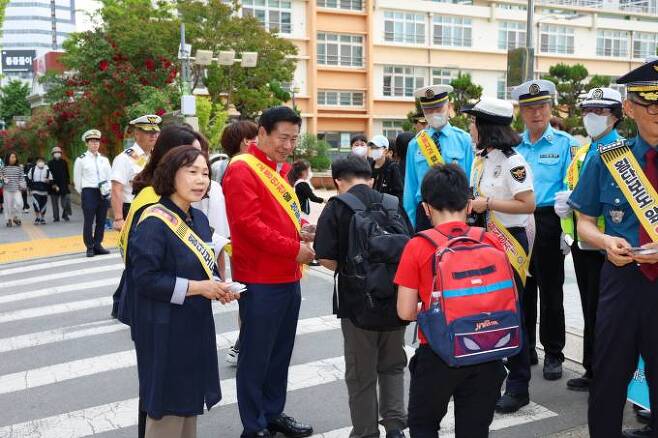 류규하 중구청장이 지난 26일 남산초 어린이보호구역에서 유관기관 관계자들과 어린이 교통안전지도 캠페인을 펼치고 있다. (중구청 제공) 2023.05.29