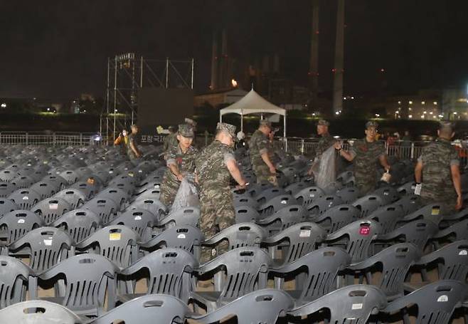 해병대 1사단 장병들이 행사장 정리를 돕고 있다. (포항시 제공) 2023.05.29