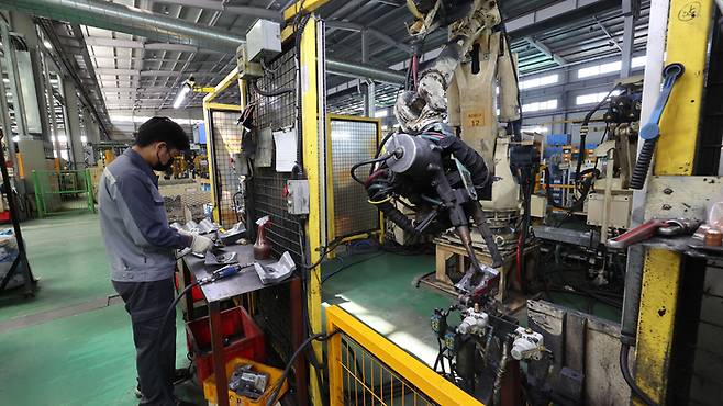 국내 한 중소기업 공장에서 일하는 외국인 근로자. [매경DB]