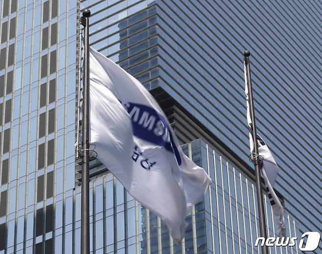 삼성전자가 메모리 반도체 업황 악화에 올해 1분기 영업이익이 96% 가까이 증발하며 14년 만의 최저 수준으로 떨어졌다.  ‘어닝 쇼크’(실적 충격)를 맞은 삼성전자는 처음으로 메모리 감산을 공식화했다. 사진은 지난 7일 서울 서초구 삼성전자 서초사옥의 모습. /사진=뉴스1.