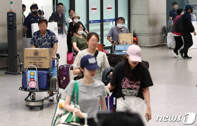 태풍 마와르의 영향으로 괌에 고립됐던 여행객들이 29일 인천국제공항 제1터미널을 통해 귀국하고 있다./사진=뉴스1.