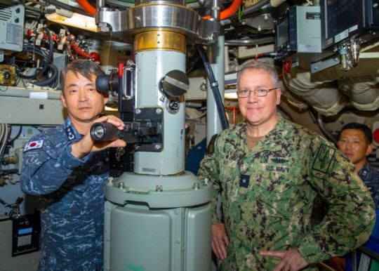 한국 해군 잠수함사령관 이수열(왼쪽) 소장과 미 7잠수함전단장 릭 시프(오른쪽) 준장이 지난달 18일 괌기지에서 작전 중인 미 전략 핵잠수함 ‘메인함’에 승함했다. 둘은 한달 여 만에 제주기지에서 만났다. 미 국방부 홈페이지 캡처