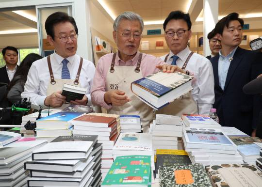 이재명 더불어민주당 대표가 10일 오후 문재인 전 대통령이 최근 경남 양산 평산마을에 문을 연 평산책방을 찾아 문 전 대통령이 추천하는 책을 살펴보고 있다. 연합뉴스