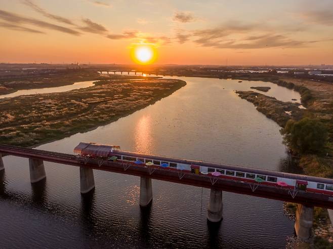 완주 만경강변 비비낙안의 노을 [전문가투어 워킹그룹 ‘지앤씨21’(대표 전계욱) 드론촬영]