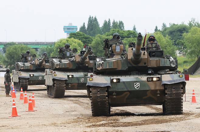 정부와 군이 지난 25일 방위사업추진위원회(방추위)를 열고 K2 전차 4차 양산계획안을 심의 의결하면서 국산 엔진에 역시 국산 변속기를 결합한 ‘파워팩’을 적용하는 방안을 추진하겠다고 밝혀 주목된다. 육군 제11기동사단 도하훈련 중 K2 전차가 기동하는 모습. [연합]