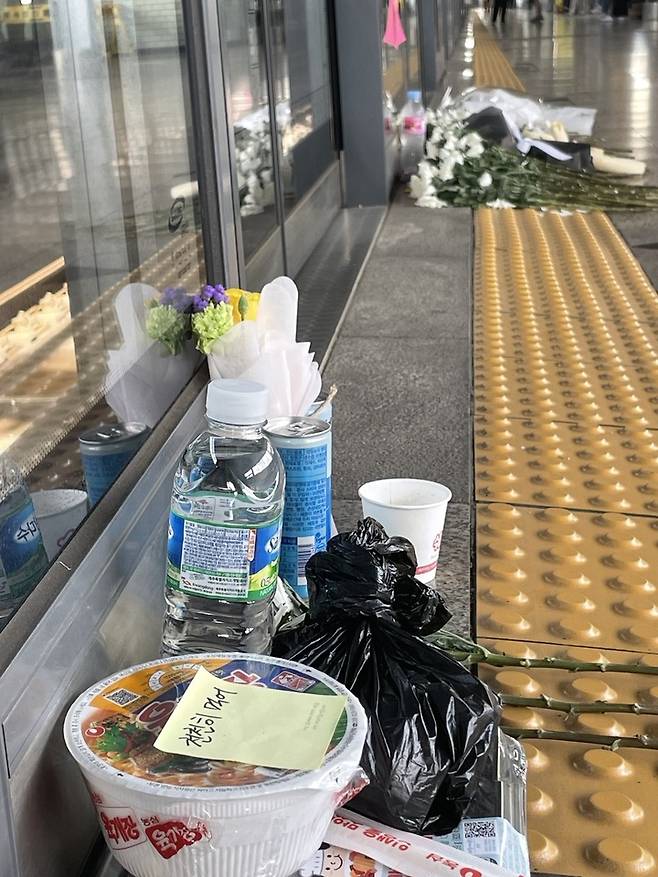 [서울=뉴시스] 임철휘 기자=서울 지하철 2호선 구의역 9-4 승강장에 컵라면과 '천천히 먹어'라는 문구가 적혀있다. 2023.05.29. fe@newsis.com *재판매 및 DB 금지