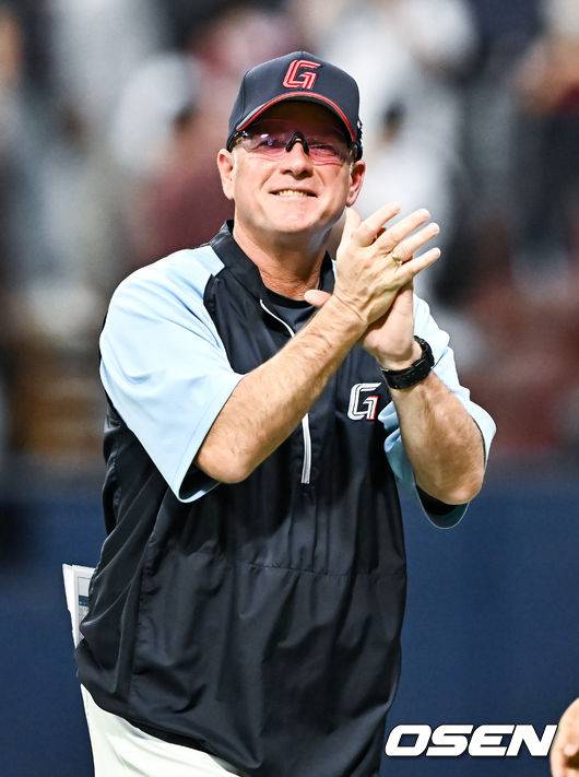 [OSEN=고척, 박준형 기자]경기종료 후 래리 서튼 감독이 팬들에게 손짓하고 있다. 2023.05.26 / soul1014@osen.co.kr