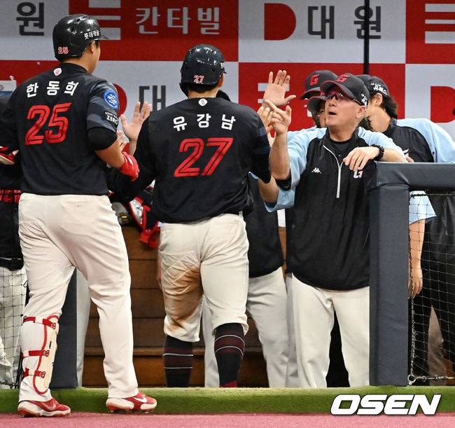 [OSEN=고척, 민경훈 기자]2회초 1사 주자 1,3루 롯데 한동희의 중견수 희생플라이때 유강남이 홈으로 몸을 날려 세이프 된 후 덕아웃에서 래리 서튼 감독의 축하를 받고 있다. 2023.05.28 / rumi@osen.co.kr