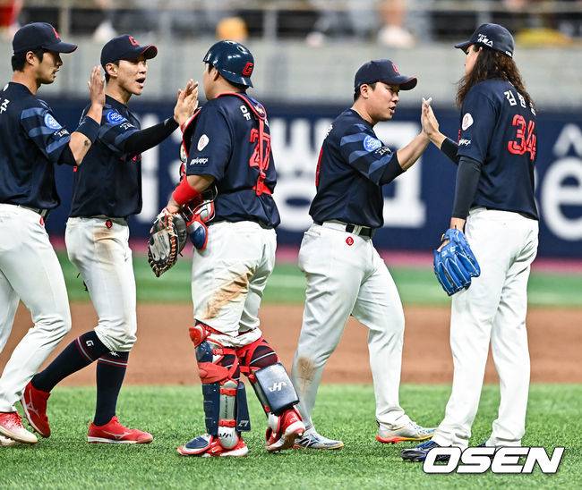 [OSEN=고척, 박준형 기자]경기종료 후 롯데 선수들이 승리의 기쁨을 나누고 있다. 2023.05.26 / soul1014@osen.co.kr