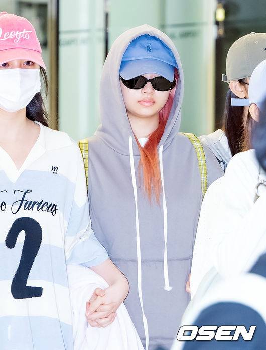 [OSEN=김포공항, 민경훈 기자] 28일 오전 그룹 아이브(IVE) 멤버들이 일본 앨범 프로모션 일정 행사 참석을 마치고 서울 김포국제공항을 통해 귀국했다. 아이브 레이가 리즈, 이서의 손을 꼭 잡고 멤버들과 함께 입국장을 나오고 있다. 2023.05.28 / rumi@osen.co.kr