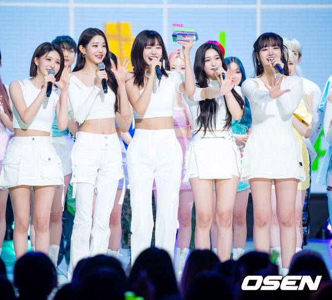 [OSEN=민경훈 기자] 18일 오후 서울 마포구 상암동 SBS프리즘타워에서 SBS M ‘THE SHOW(더쇼)’ 생방송이 진행됐다.아이브(IVE)가 더쇼 1위를 한 후 기뻐하고 있다. 2023.04.18 / rumi@osen.co.kr