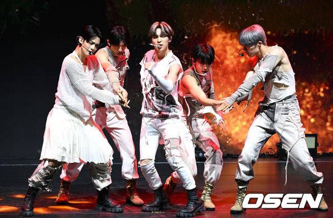 [OSEN=이대선 기자] 29일 오후 서울 연세대학교 백주년기념관에서 그룹 CIX의 여섯 번째 EP '오케이 에피소드 2: 아임 오케이'(OK Episode 2 : I’m OK) 발매 기념 쇼케이스가 열렸다.CIX가 신곡 무대를 선보이고 있다. 2023.05.29 /sunday@osen.co.kr