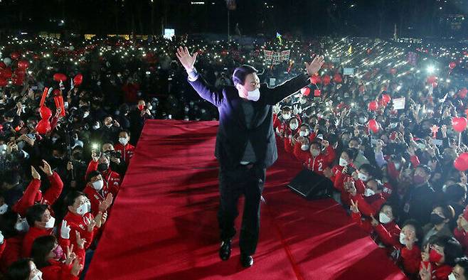 국민의힘 윤석열 대선 후보가 지난해 3월 8일 서울 중구 서울시청광장에서 유세를 하며 지지를 호소하고 있다. 국회사진기자단