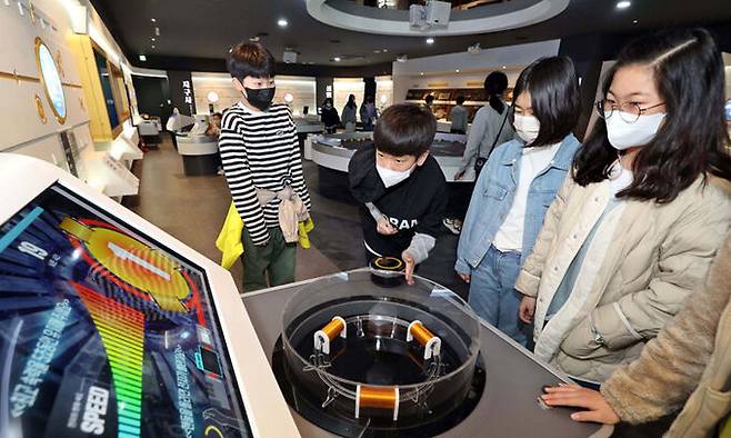 가속된 입자를 충돌 시켜서 초기 우주의 모습을 알아보는 입자가속기 체험을 하고 있다.