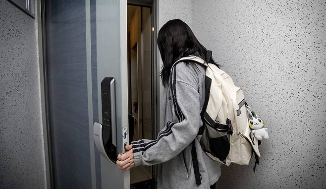 김대성 전세 사기 피해자 하진희씨(가명)가 하교 후 인천 부평구 전셋집에 들어가고 있다. ⓒ시사IN 박미소