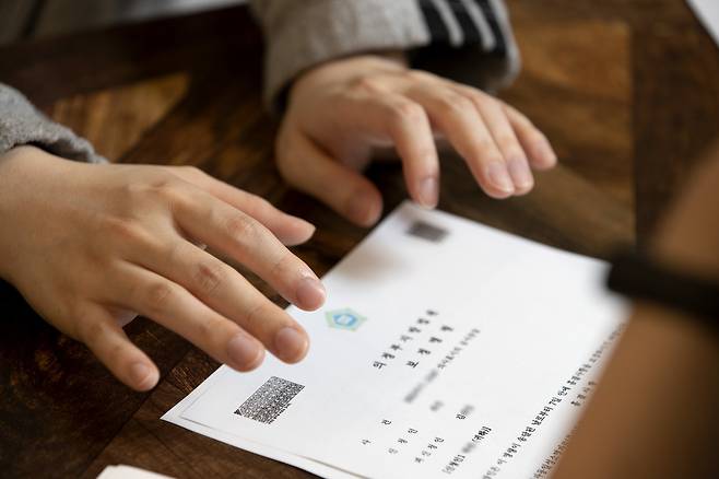 김대성 전세 사기 피해자 하진희씨(가명)가 김대성의 상속인을 찾기 위해 법원에서 받은 문서에 대해 설명하고 있다. ⓒ시사IN 박미소