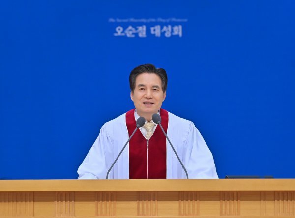오순절 대성회 기념예배를 집전한 하나님의 교회 총회장 김주철 목사.