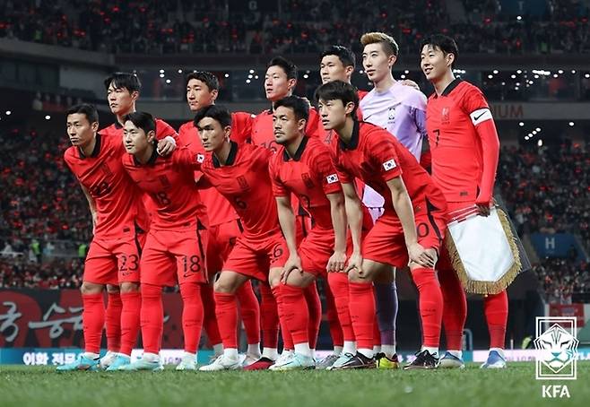 한국 축구대표팀 선수들이 지난 3월 24일 울산 문수축구경기장에서 열린 콜롬비이아와의 친선경기에 앞서 기념촬영을 하고 있다. 대한축구협회 제공