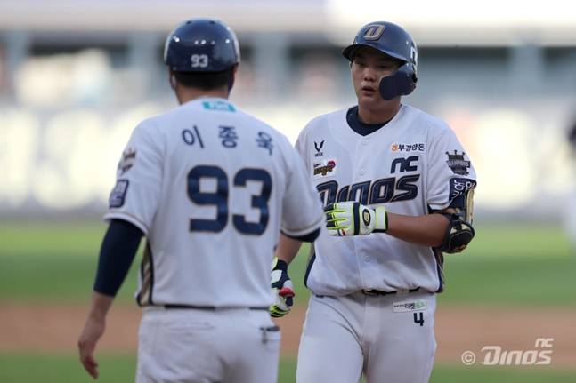2021년의 최보성(오른쪽). /사진=NC 다이노스 제공