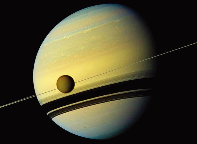 수성보다 더 큰 위성 타이탄이 토성을 공전하고 있다. [NASA]