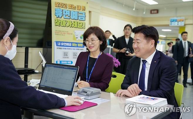 송은미 경제활력국경제일자리과장(왼쪽). 오른쪽은 오영훈 제주지사 [제주도 제공.재판매 및 DB금지]