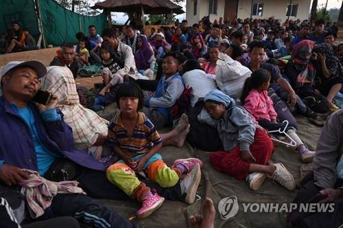 인도 동북부 부족 간 충돌로 대피한 주민들 인도 동북부 마니푸르주에서 발생한 부족 간 충돌로 대피한 주민들이 지난  군사주둔지역 내 임시보호소에 모여 있다. 
[AFP 연합뉴스 자료사진. 재판매 및 DB 금지]