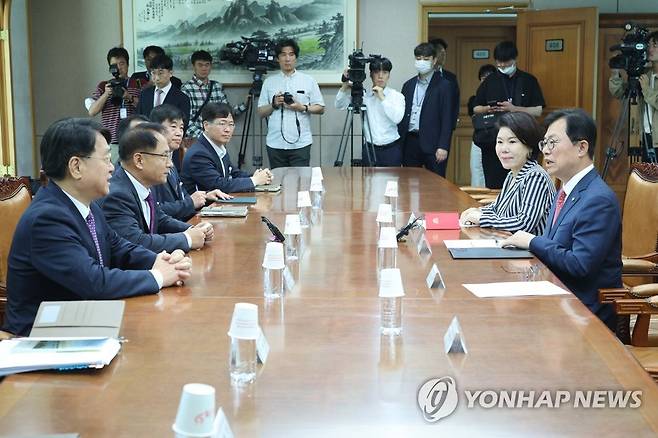 국회 행안위 여당 간사, 중앙선관위 항의 방문 (과천=연합뉴스) 임화영 기자 = 국회 행정안전위원회 여당 간사인 국민의힘 이만희 의원과 정우택·조은희 의원이 북한의 해킹 시도와 사무총장 자녀 특혜 채용 의혹과 관련해 23일 오전 경기도 과천 중앙선거관리위원회를 항의 방문해 박찬진 사무총장, 송봉섭 사무차장 등과 면담하고 있다. 2023.5.23 hwayoung7@yna.co.kr