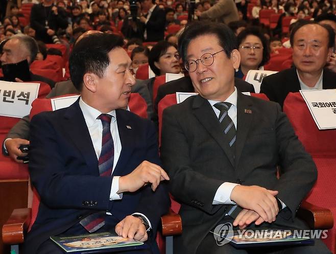 여야대표 (서울=연합뉴스) 한상균 기자 = 국민의힘 김기현 대표와 민주당 이재명 대표가 지난 4일 국회에서 열린 어린이 안전 헌장 선포식에 참석하고 있다. 2023.5.4 [공동취재] photo@yna.co.kr