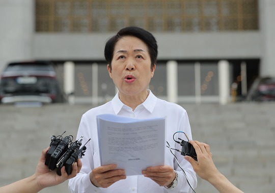 김영경 대한간호협회장이 간호법 부결에 대한 입장을 발표하고 있다 (출처: 뉴시스)