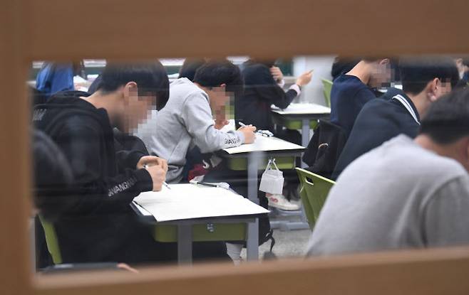 2024학년도 대학수학능력시험(수능) 대비 첫 모의고사인 3월 전국연합학력평가가 실시된 지난 3월 23일 서울 광진구 광남고등학교에서 학생들이 시험을 치르고 있다.(사진=뉴시스)