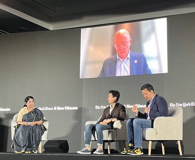 김형산 더스윙 대표(오른쪽 두번째)가 ‘2023 기후산업국제박람회’에서 연사로 참여해 발언하고 있다. (사진=더스윙)