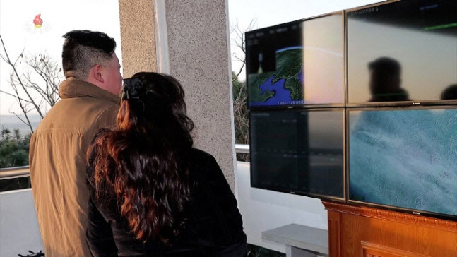 지난 16일 평양 국제공항에서 이뤄진 대륙간탄도미사일(ICBM) 화성-17형 발사 당시 김정은 북한 국무위원장이 딸 주애와 화성-17형의 비행기록을 보고 있다. (사진=연합뉴스)