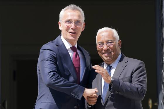 지난 18일 포르투갈 리스본을 방문한 옌스 스톨텐베르그 나토 사무총장(왼쪽)이 안토이노 코스타 포르투갈 총리와 환담 후 손을 맞잡고 있다. 〈사진= 로이타, 연합뉴스〉