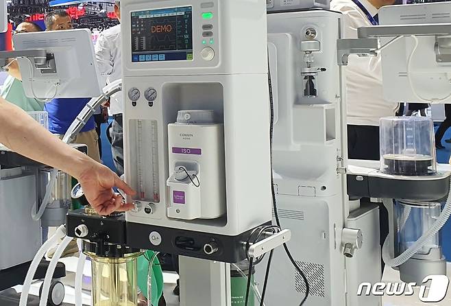 14일 중국 상해 국가회전중심(국제컨벤션센터)에서는 의료기기 전시회 '2023 CMEF'가 열렸다. 한 방문객이 동물용 마취기를 만져보고 있다. ⓒ 뉴스1 최서윤 기자