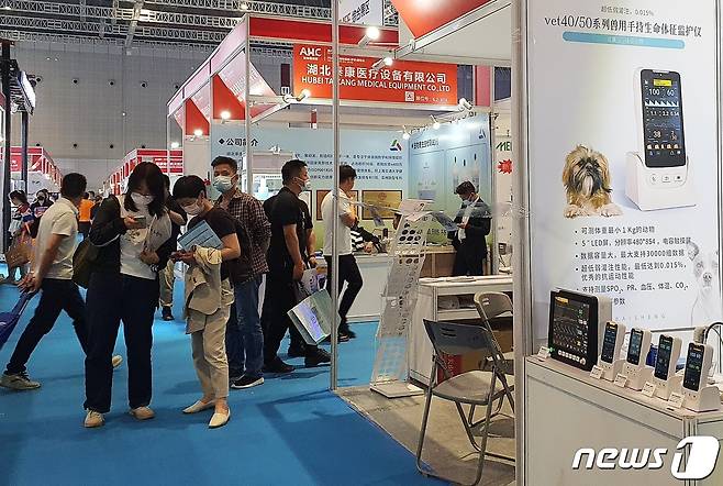 15일 중국 상해 국가회전중심(국제컨벤션센터)에서는 의료기기 전시회 '2023 CMEF'가 열렸다. 사진은 동물건강관 모습. ⓒ 뉴스1 최서윤 기자