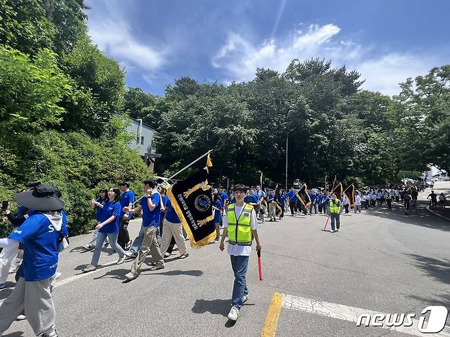 한림대학교 학생들이 30일 강원대 춘천캠퍼스 일대에서 펼쳐지는 대학연합축제 ‘마주봄:來’ 기념 퍼레이드에 참가하고 있다.2023.5.30 한귀섭 기자