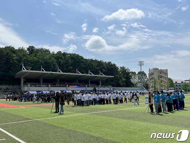 30일 강원대 춘천캠퍼스 대운동장에서 진행된 대학연합축제 ‘마주봄:來’ 개막식에 한림대, 강원대, 춘천교육대, 한림성심대, 송곡대 등 5개 학생들이 참석했다.2023.5.30 한귀섭 기자