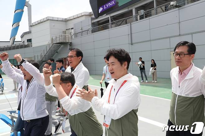 김대중 전남교육감(오른쪽 두 번째)이 제52회 전국소년체전 선수단을 응원하고 있다.(전남도교육청 제공)/뉴스1