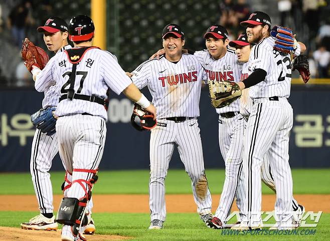 2023 KBO리그 LG트윈스와 롯데자이언츠의 경기가 30일 잠실야구장에서 열렸다. LG 마무리 박명근과 선수들이 팀의 3대1 승리를 확정짓고 하이파이브 하고 있다.  잠실=최문영 기자deer@sportschosun.com /2023.05.30/