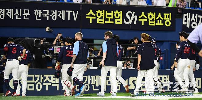 2023 KBO리그 LG트윈스와 롯데자이언츠의 경기가 30일 잠실야구장에서 열렸다. 롯데 선수들이 팀의 1대3 패배를 확정짓고 팬들에게 인사하고 있다.  잠실=최문영 기자deer@sportschosun.com /2023.05.30/