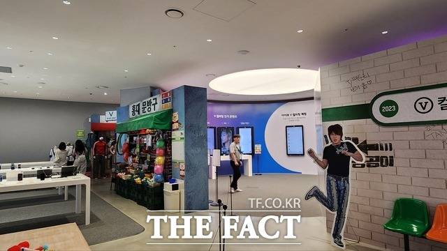 SK텔레콤의 체험형 공간 'T팩토리' 2층에 통신3사가 공동으로 2002년을 콘셉트로 한 체험 공간이 마련돼 있다. 이는 2002년 '컬러링(통화연결음)' 서비스 출시 20주년을 기념해 준비됐다. /최문정 기자