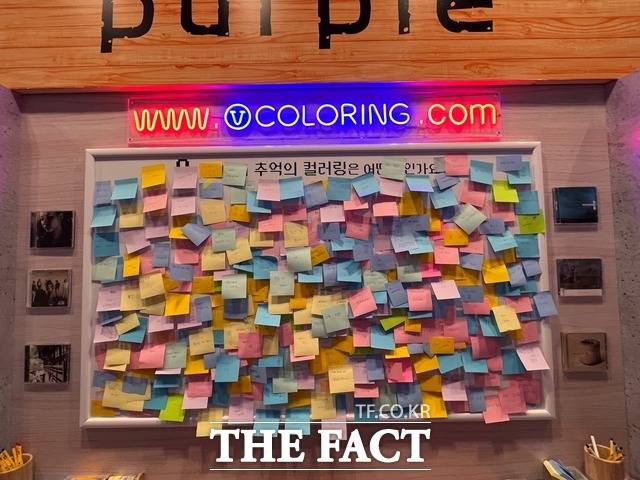T팩토리 방문객들이 직접 2000년대 초중반 이용했던 '컬러링' 곡을 적어 게시판에 붙여놨다. /최문정 기자