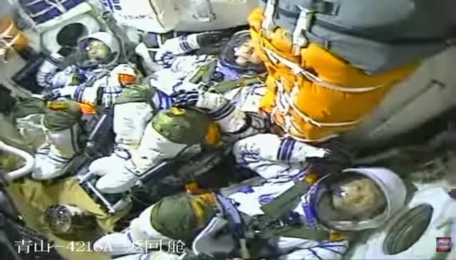 선저우 16호에 탑승한 우주비행사들이 이륙 전 경례를 하고 있는 모습 (사진=중국 CCTV)