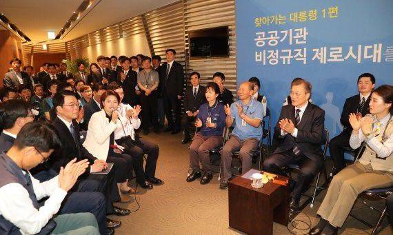 지난 2017년 5월 12일 문재인 전 대통령은 취임 후 첫 현장 일정으로 인천공항공사를 찾아 "임기 내 공공부문 비정규직 제로시대를 열겠다"고 공언했다./연합