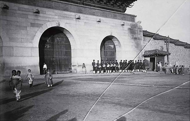 1907년 3월 독일인 헤르만 산더가 촬영한 광화문 월대. /국립민속박물관 제공