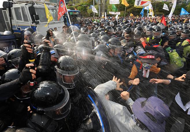 2015년 4월 24일 오후 대구 수성구 범어네거리에서 경찰이 민주노총 대구본부 조합원들을 향해 캡사이신 분무액을 뿌리며 시위를 진압하고 있다./뉴시스