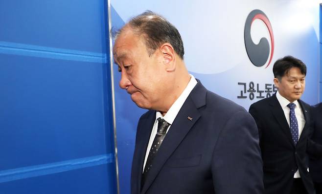 어수봉 산업인력공단 이사장이 지난 23일 오전 세종시 정부세종청사 고용노동부에서 2023년 국가기술 자격 실기 시험 운영 관련 브리핑을 마친 뒤 퇴장하고 있다. /뉴스1