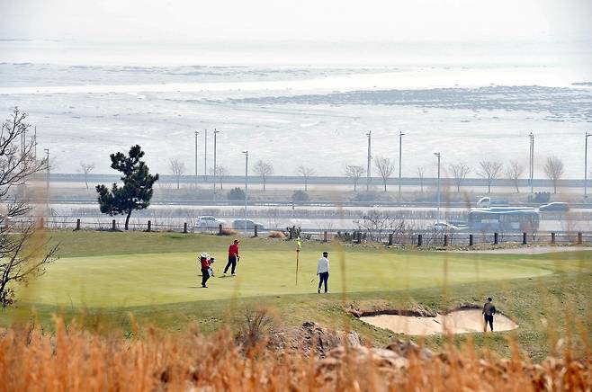 인천국제공항 인근 수도권 최대 72홀 대중골프장인 클럽72(옛 스카이72 골프장)가 클럽하우스 등 시설 개보수와 코스 개선작업을 거쳐 4월 1일 재개장했다. /클럽72 제공