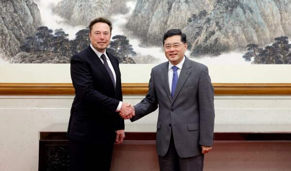 일론 머스크(왼쪽) 테슬라 최고경영자(CEO)가 30일 베이징에서 친강 중국 국무위원 겸 외교부장과 만났다./중국 외교부 제공