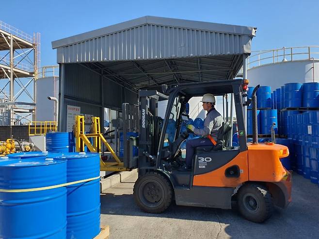 23일 LG화학의 CSR(사회적책임)팀 팀원들이 서울 영등포구 본사 사무실에서 하청업체 지원 현황과 추가 지원 계획에 관해 회의를
 하고 있다(위쪽 사진). 이날 LG화학에 화학약품을 납품하는 하청기업 ㈜부승화학의 울산 울주군 공장에서 직원이 LG화학으로부터 
지원받은 지게차를 몰고 있다. 이미지 기자 image@donga.com·부승화학 제공